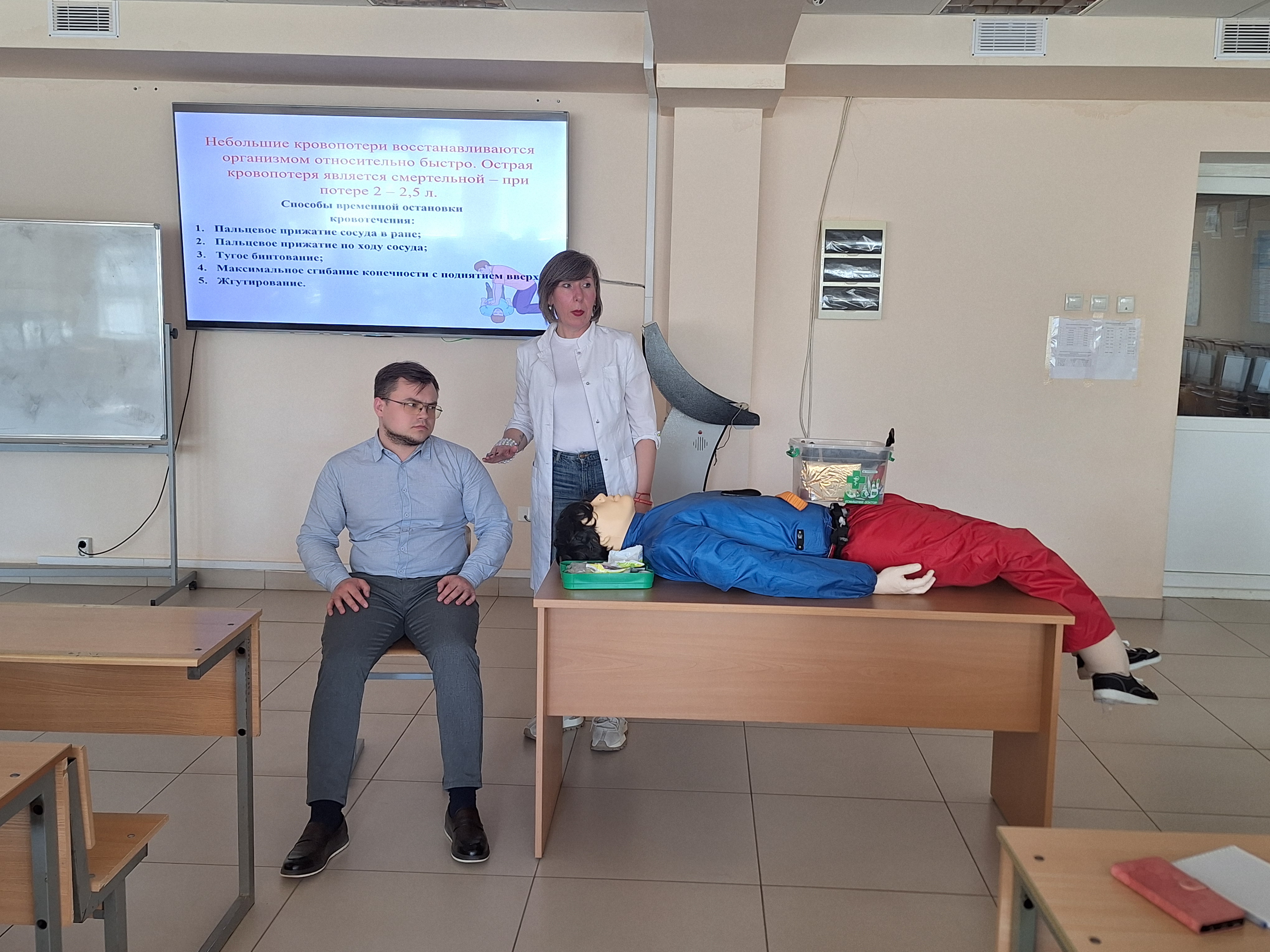Педагоги Академического колледжа отрабатывают навыки оказания первой помощи пострадавшим